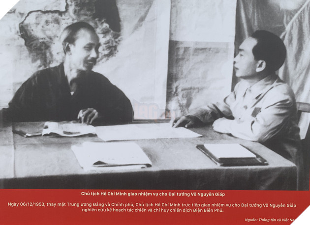 Người dân rưng rưng xem hình ảnh, tư liệu về Bác Hồ - Ảnh 3.