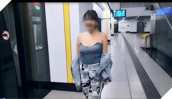 Hành động phản cảm trên tàu điện, nữ streamer người Malaysia bị cư dân mạng phản đối kịch liệt 2