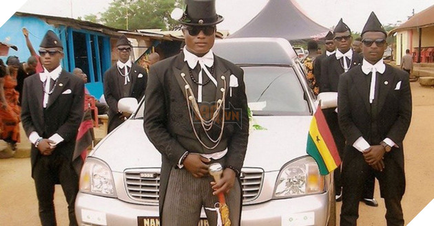 Bất ngờ với gia thế cực khủng của “anh da đen khiêng hòm”, việc làm nhiều không xuể, nổi tiếng trên truyền hình - Ảnh 4.