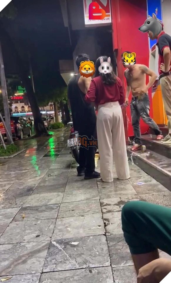 Thanh niên xăm trổ bị đánh vì sàm sỡ 'hoa đã có chủ' ở cửa hàng tiện lợi 1