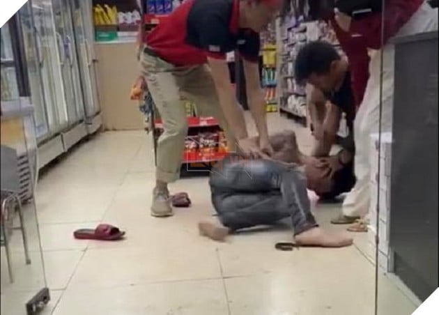 Thanh niên xăm trổ bị đánh vì sàm sỡ 'hoa đã có chủ' ở cửa hàng tiện lợi 2