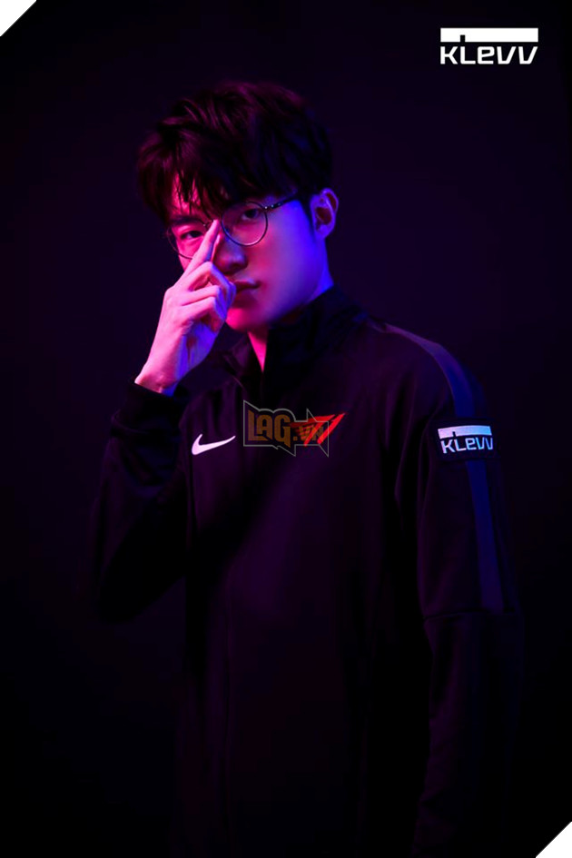 Thay đổi kiểu tóc - nhan sắc lên đời: Faker hóa soái ca ngôn tình với mái đầu thời thượng trong quảng cáo mới của T1 - Ảnh 3.