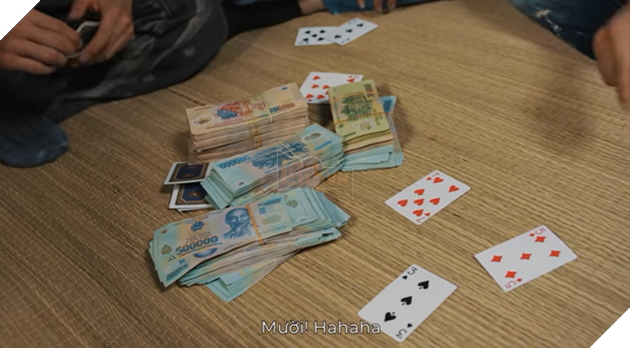 Tiếp nối hotgirl &quot;bắp cần bơ&quot;, giang hồ mang Huấn Rose chơi lớn làm MV ca nhạc &quot;dạy đời&quot; nhưng lại là màn quảng cáo có game đánh bạc  - Ảnh 2.