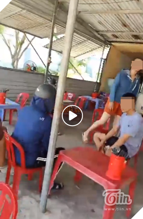 Người phụ nữ tấn công & đòi đập điện thoại...