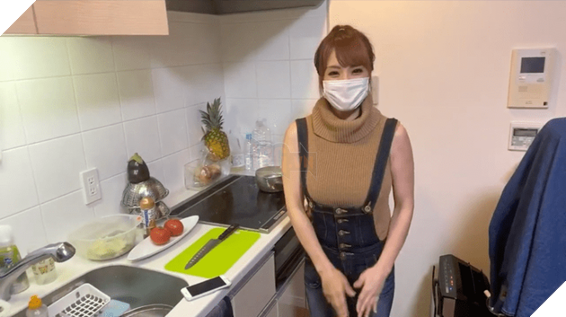 Nữ YouTuber đến từ Nhật Bản bị chỉ trích khi cố tình khoe vòng 1 trong video hướng dẫn nấu ăn 2