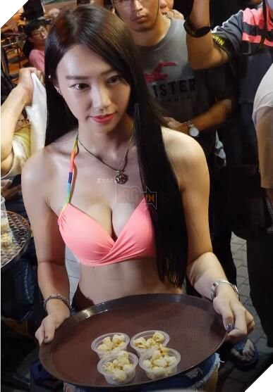 Thuê các cô gái ăn mặc nóng bỏng để bán đồ uống, một cửa hàng bị bão bởi khách hàng