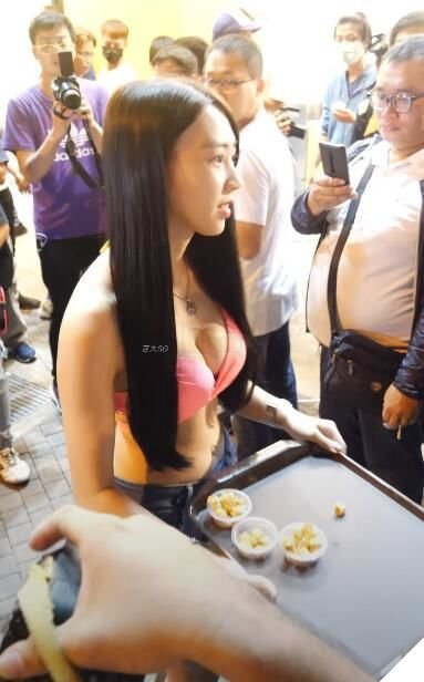 Thuê các cô gái ăn mặc nóng bỏng để bán đồ uống, một cửa hàng bị bão bởi khách hàng 4