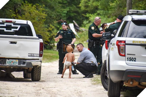 Nhận được tin báo về em bé tự kỉ 3 tuổi mất tích, cảnh sát nhanh chóng đến nơi và bất ngờ khi thấy 2 vệ sĩ đang trông nom cậu nhóc - Ảnh 1.