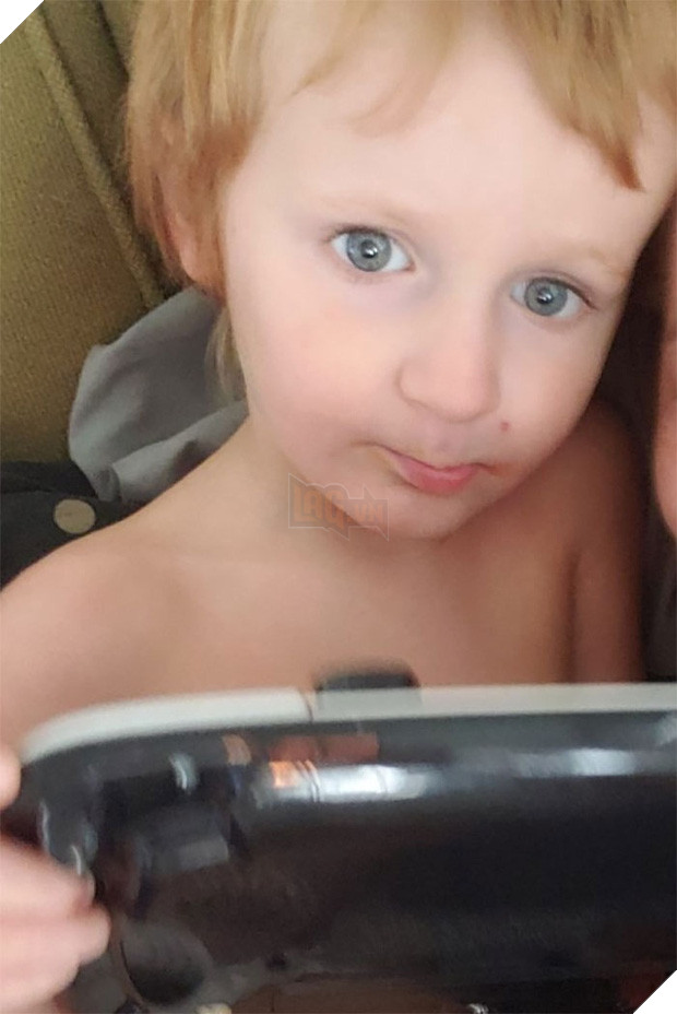 Nhận được tin báo về em bé tự kỉ 3 tuổi mất tích, cảnh sát nhanh chóng đến nơi và bất ngờ khi thấy 2 vệ sĩ đang trông nom cậu nhóc - Ảnh 2.