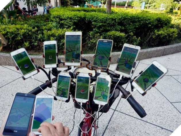 Ông cụ 70 tuổi gắn 64 chiếc điện thoại lên xe đạp của mình để chơi Pokemon GO 