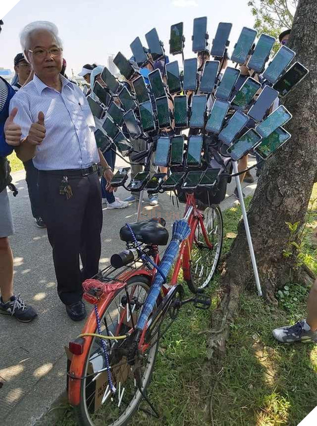 Ông cụ 70 tuổi gắn 64 chiếc điện thoại lên xe đạp của mình để chơi Pokemon GO  2