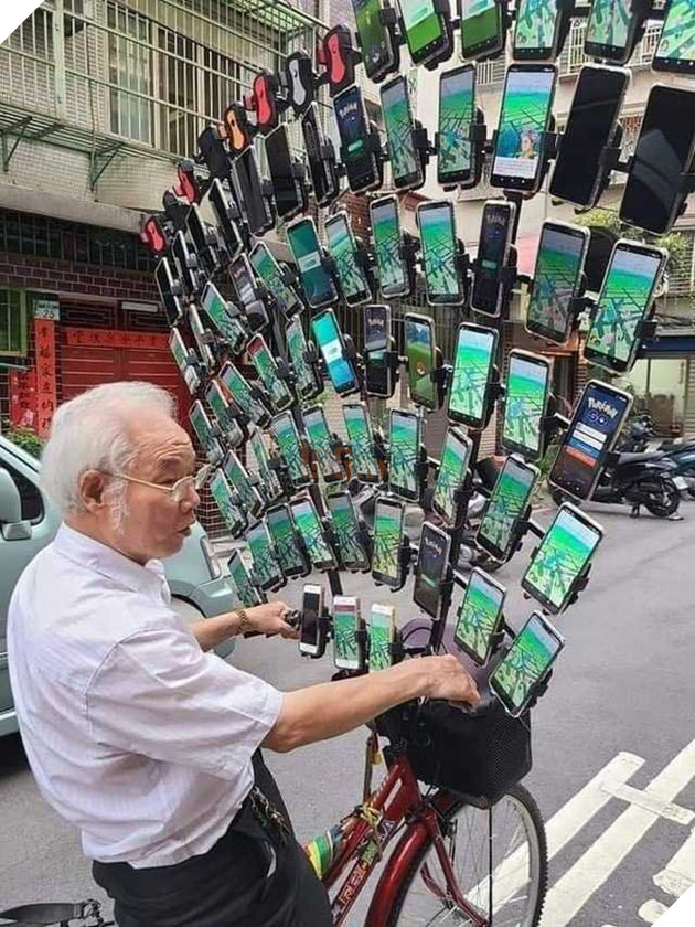 Ông cụ 70 tuổi gắn 64 chiếc điện thoại lên xe đạp của mình để chơi Pokemon GO  3