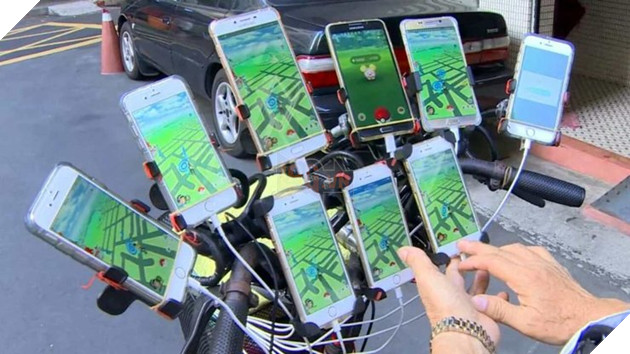 Ông cụ 70 tuổi gắn 64 chiếc điện thoại lên xe đạp của mình để chơi Pokemon GO  5