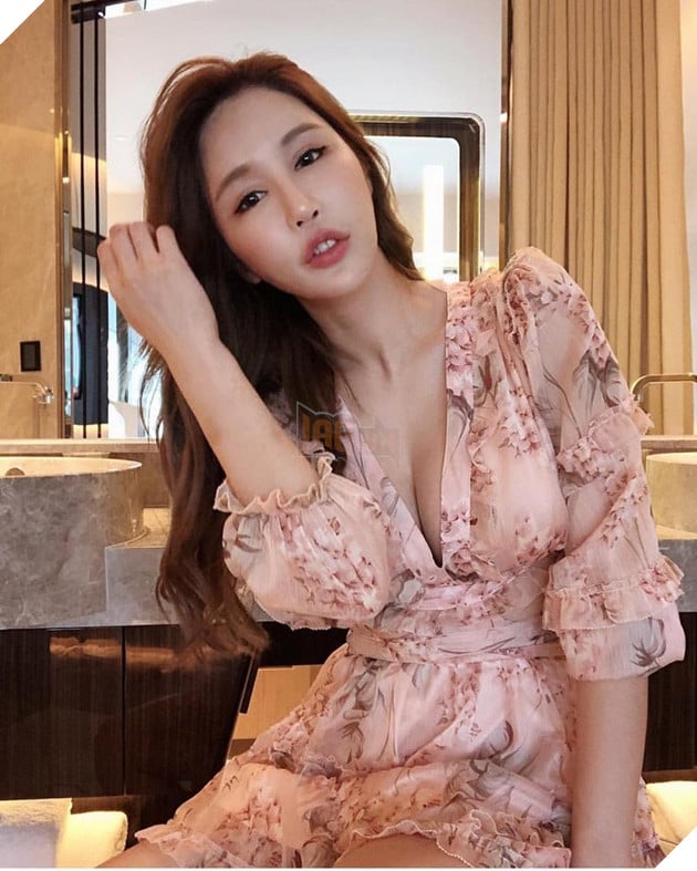 Người mẫu nội y người Đài Loan gây bão khi xuất hiện tại sân bay với trang phục khá “mát mẻ”