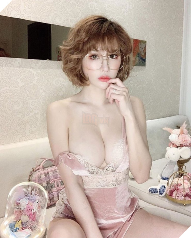 Người mẫu nội y người Đài Loan gây bão khi xuất hiện tại sân bay với trang phục khá “mát mẻ” 3