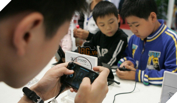 Trẻ em Trung Quốc tìm cách vượt rào hệ thống kiểm soát thời gian chơi game - Ảnh 1.