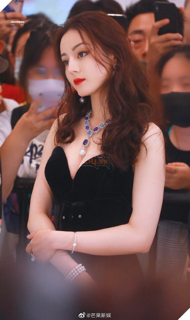 Lộ nhan sắc thật từ thời còn sinh viên, Địch Lệ Nhiệt Ba khiến cộng đồng mạng tranh cãi kịch liệt - Ảnh 1.