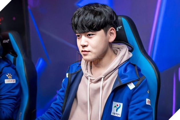 Hối hận vì hành vi phá game, sao trẻ T1 tự phạt, quỳ gối trên stream xin lỗi người hâm mộ - Ảnh 4.