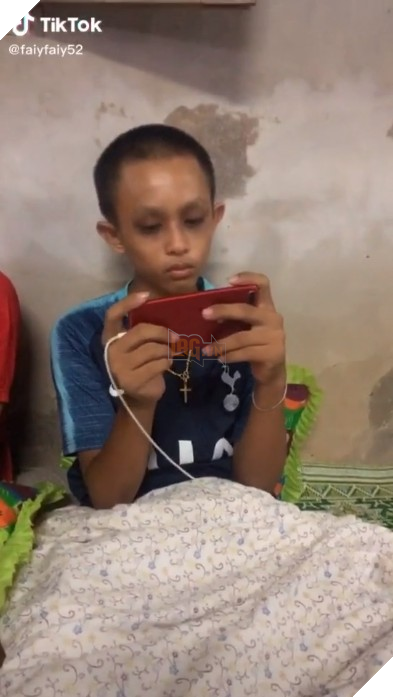 3 cháu nhỏ mắt thâm quầng vì cày game mobile thâu đêm khiến dân mạng lo ngại - Ảnh 2.