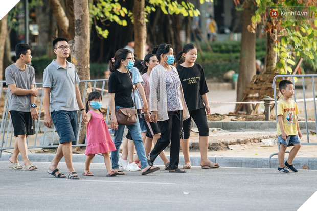 Người dân Sài Gòn và Hà Nội kích hoạt lại các biện pháp phòng chống dịch: Tuân thủ đeo khẩu trang nơi đông người - Ảnh 2.