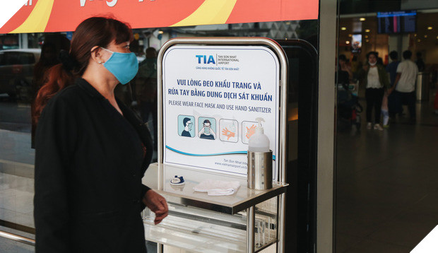 Người dân Sài Gòn và Hà Nội kích hoạt lại các biện pháp phòng chống dịch: Tuân thủ đeo khẩu trang nơi đông người - Ảnh 11.