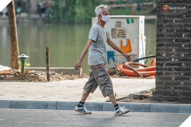 Người dân Sài Gòn và Hà Nội kích hoạt lại các biện pháp phòng chống dịch: Tuân thủ đeo khẩu trang nơi đông người 4