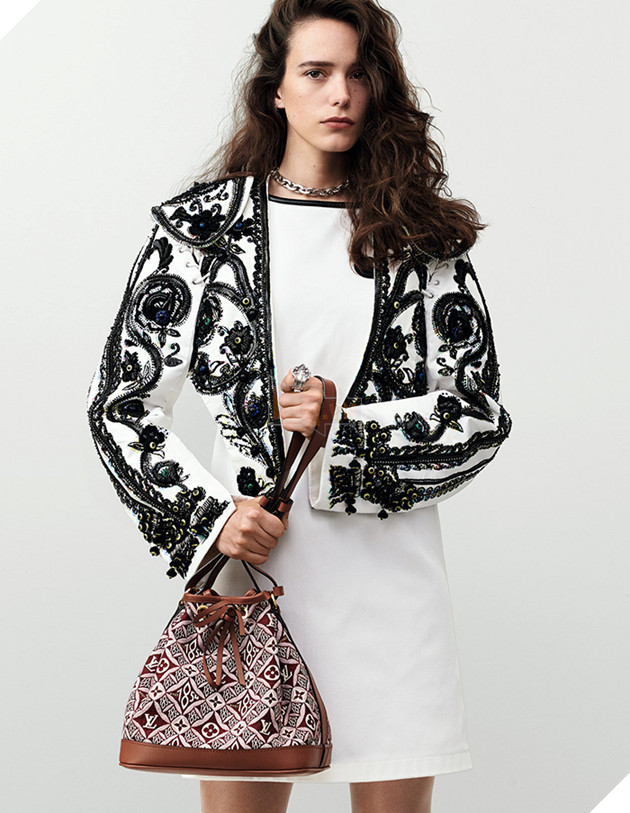 Hai mỹ nhân phim 18+ trở thành mẫu của thương hiệu thời trang đình đám  2