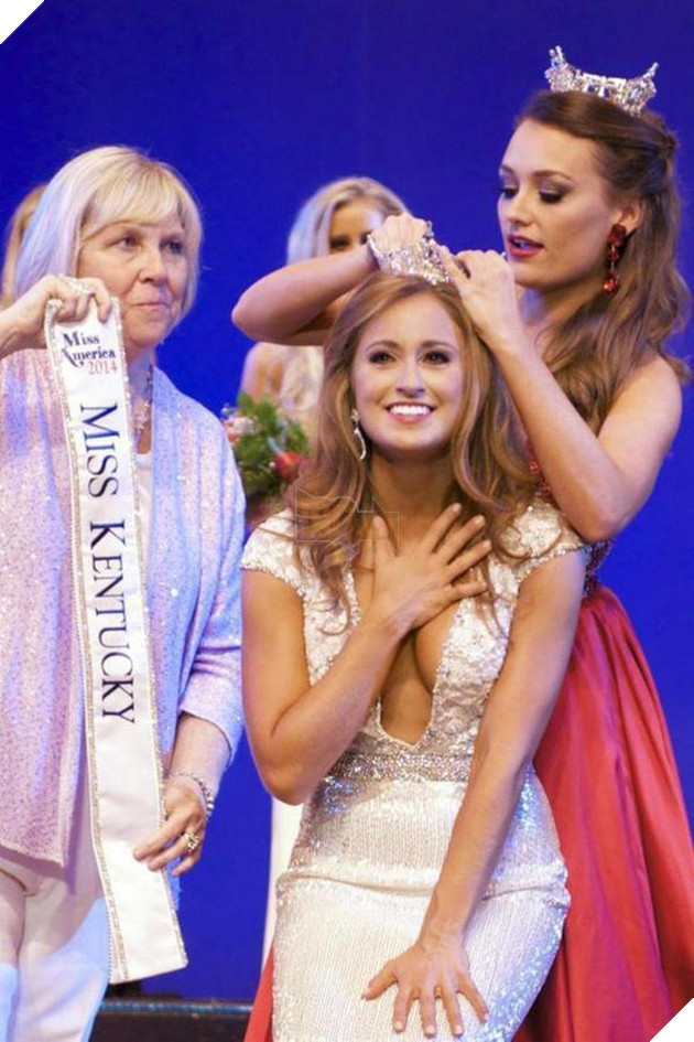 Chân dung nàng Hoa hậu bị phạt tù vì gửi ảnh nóng cho trẻ vị thành niên