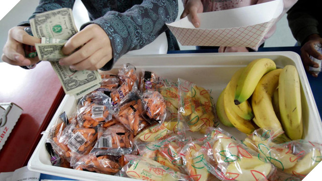 Ngày làm giáo viên, tối về livestream chơi game để quyên tiền mua bữa trưa cho học sinh - Ảnh 3.