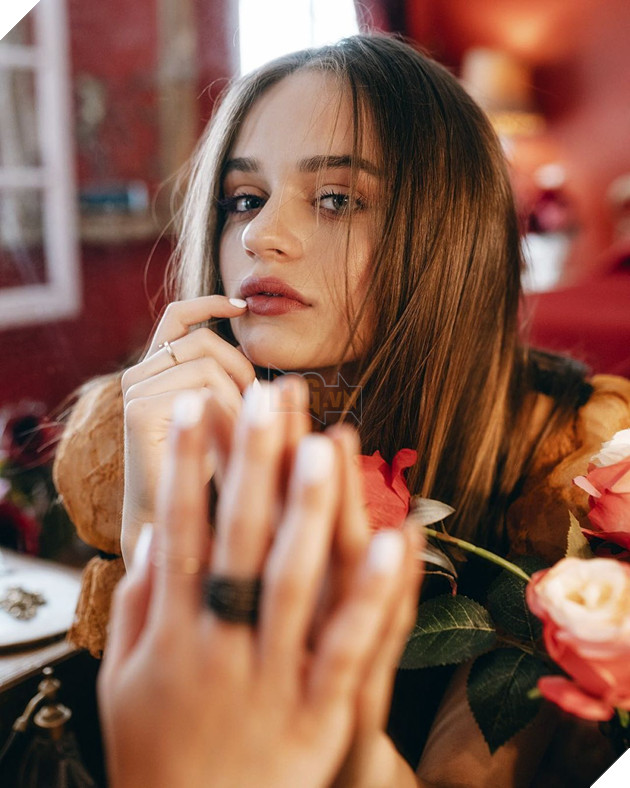 Người đẹp sinh năm 1999 sẽ đóng cặp cùng Brad Pitt trong phim hành động mới là ai? 6