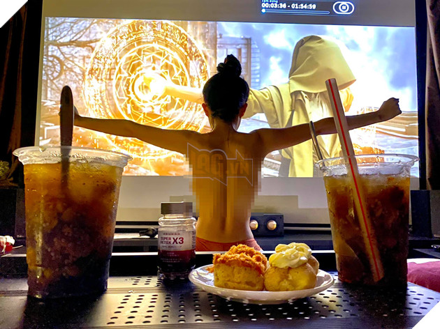 Ngân 98 lại gây sốc với ảnh bán nude khi xem phim Marvel sau lệnh cấm diễn vì trang phục phản cảm