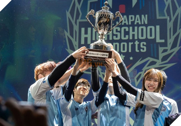 Nữ người mẫu Nhật Bản bỏ nghề để trở thành tuyển thủ Esports Liên Minh Huyền Thoại 2