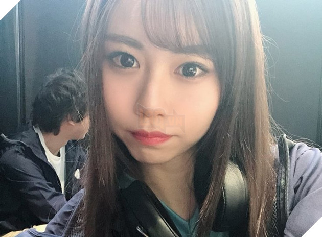 Nữ người mẫu Nhật Bản bỏ nghề để trở thành tuyển thủ Esports Liên Minh Huyền Thoại 4