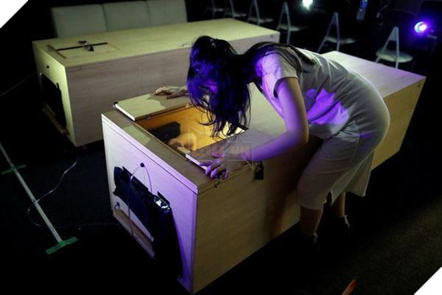 Chùm ảnh người Nhật nằm trong cỗ quan tài để tránh COVID-19 kinh dị như phim 6