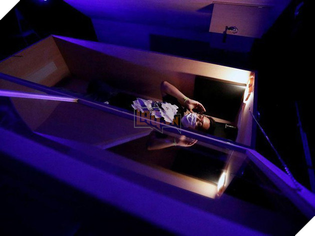 Chùm ảnh người Nhật nằm trong cỗ quan tài để tránh COVID-19 kinh dị như phim 2