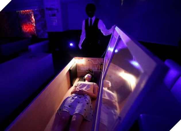 Chùm ảnh người Nhật nằm trong cỗ quan tài để tránh COVID-19 kinh dị như phim