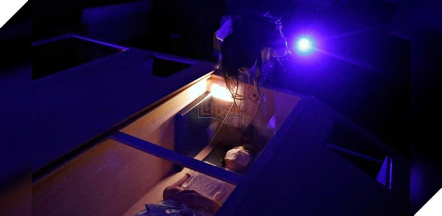 Chùm ảnh người Nhật nằm trong cỗ quan tài để tránh COVID-19 kinh dị như phim 7