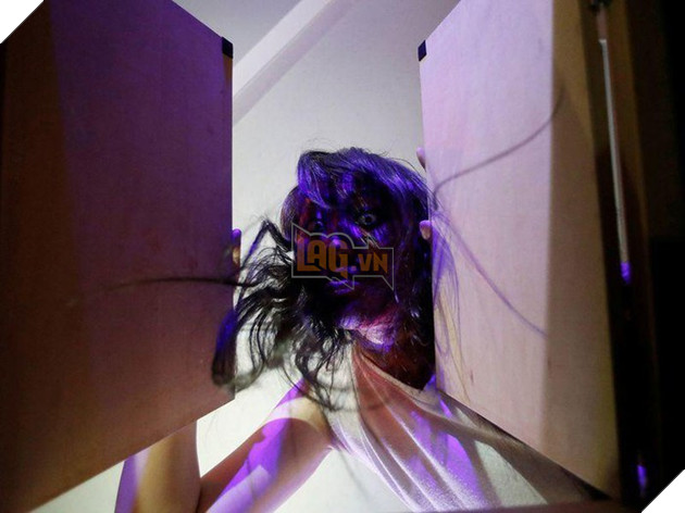 Chùm ảnh người Nhật nằm trong cỗ quan tài để tránh COVID-19 kinh dị như phim 4