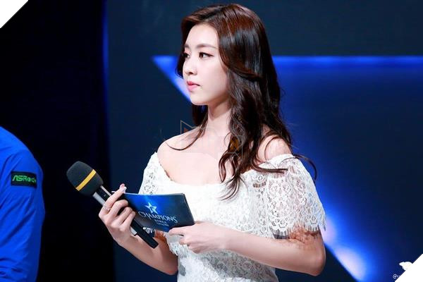 Cùng ngắm nhìn Minh Nghi và 6 nữ thần MC xinh đẹp nhất của làng LMHT thế giới (P.1) - Ảnh 7.