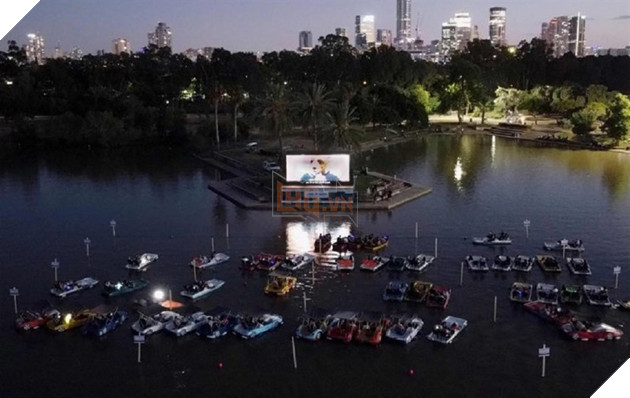 Loạt ảnh người dân Israel ngồi xuồng, xem phim trên mặt nước tránh COVID-19 hài hước 2