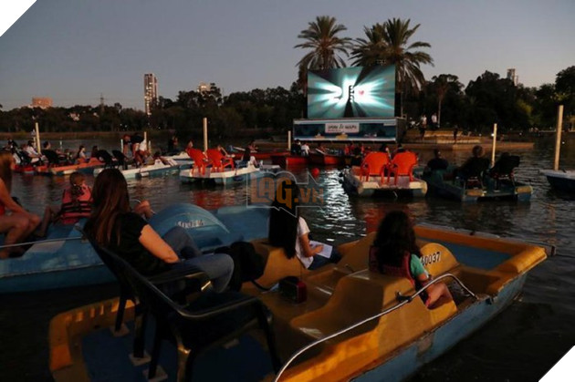Loạt ảnh người dân Israel ngồi xuồng, xem phim trên mặt nước tránh COVID-19 hài hước