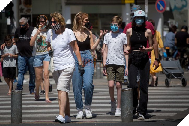 Loạt ảnh người dân Israel ngồi xuồng, xem phim trên mặt nước tránh COVID-19 hài hước 4