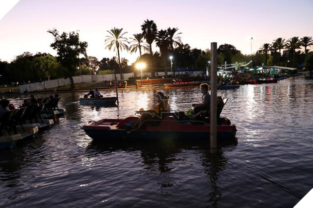 Loạt ảnh người dân Israel ngồi xuồng, xem phim trên mặt nước tránh COVID-19 hài hước 3