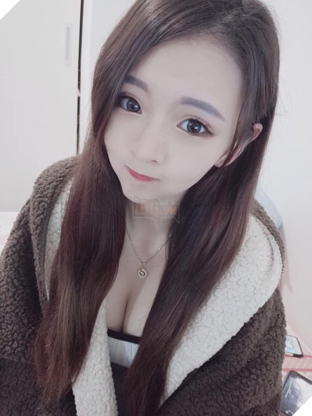 Bị fan cuồng gửi ảnh súng lục bệnh hoạn mỗi ngày, nữ streamer xinh đẹp phải lên tiếng cầu xin ngay trên sóng - Ảnh 4.