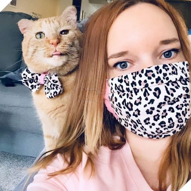 Bất chấp lời khuyên can, cô gái nhận nuôi chú mèo mặt buồn rười rượi và sự thay đổi ngoạn mục sau một năm khiến ai cũng trầm trồ 10