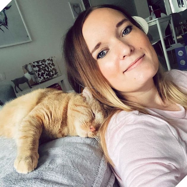 Bất chấp lời khuyên can, cô gái nhận nuôi chú mèo mặt buồn rười rượi và sự thay đổi ngoạn mục sau một năm khiến ai cũng trầm trồ 15