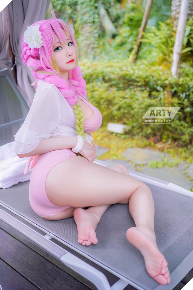 Arty tiếp tục làm khán giả xịt máu mũi với màn cosplay Luyến Trụ, Trùng Trụ trong Kimetsu No Yaiba 5