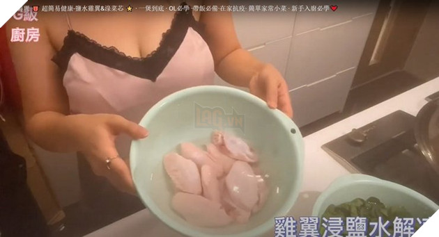 Làm video hướng dẫn nấu ăn nhưng cố tình giấu mặt để lộ ngực, YouTuber nổi tiếng bị chỉ trích 4