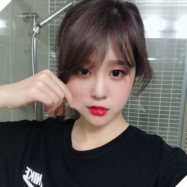 Không biết làm gì, nữ Youtuber xinh như thiên thần lên sóng mượn rượu tỏ tình, thu hút gần triệu người theo dõi - Ảnh 1.