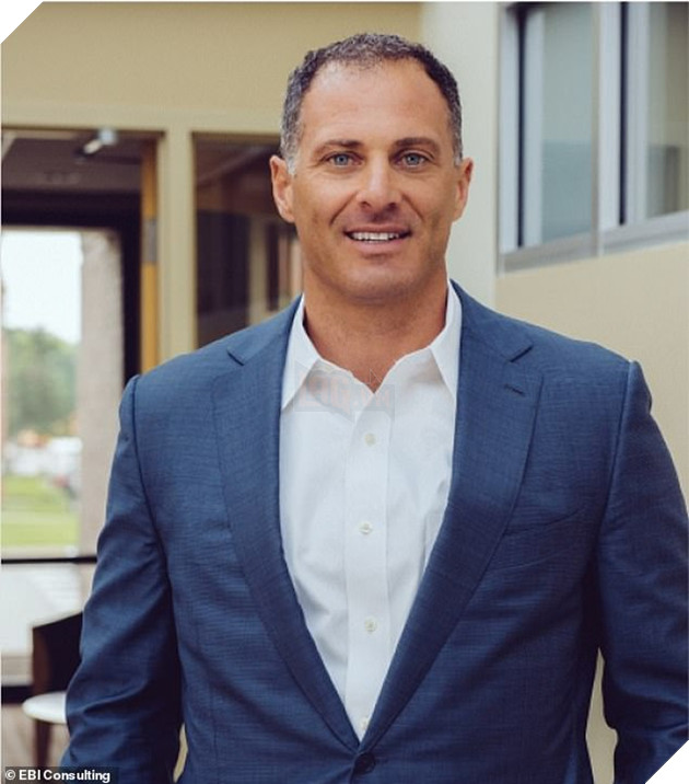 Phó chủ tịch của 400 nhân viên bị tố ngược đãi chó cưng tàn bạo, những thước hình bị rò rỉ khiến ai cũng rùng mình phẫn nộ - Ảnh 1.